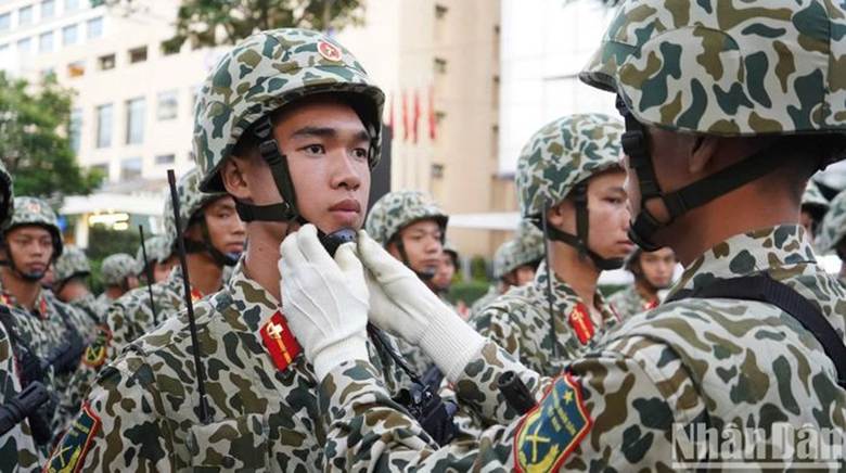 Các khối duyệt binh chỉnh trang phục cho nhau trước khi vào tổng hợp luyện.
