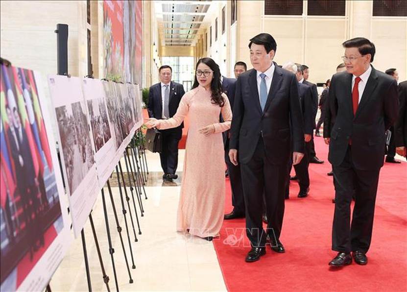 Chủ tịch nước Lương Cường và Tổng Bí thư, Chủ tịch nước Lào Thongloun Sisoulith tham quan trưng bày ảnh quan hệ hữu nghị hai nước do Thông tấn xã Việt Nam thực hiện - Ảnh: TTXVN
