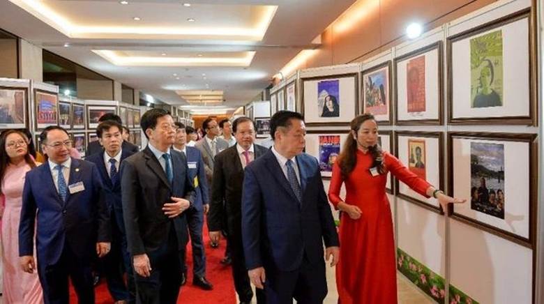 Các đại biểu tham quan triển lãm 50 năm văn học, nghệ thuật Việt Nam đồng hành với dân tộc.
