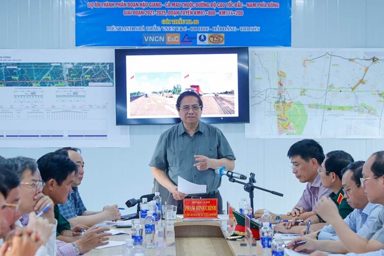 Thủ tướng làm việc với các bộ, ngành, cơ quan liên quan thúc đẩy tiến độ dự án cao tốc Cần Thơ – Cà Mau và khẩn trương triển khai dự án cao tốc từ Cà Mau tới Đất Mũi và nối tới cảng Hòn Khoai - Ảnh: VGP/Nhật Bắc
