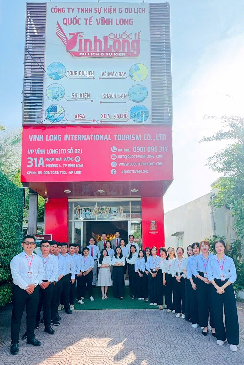 Hướng dẫn viên chuyên nghiệp của Du Lịch Quốc tế Vĩnh Long tận tình giới thiệu và đồng hành cùng các đại biểu trong chương trình Famtrip
