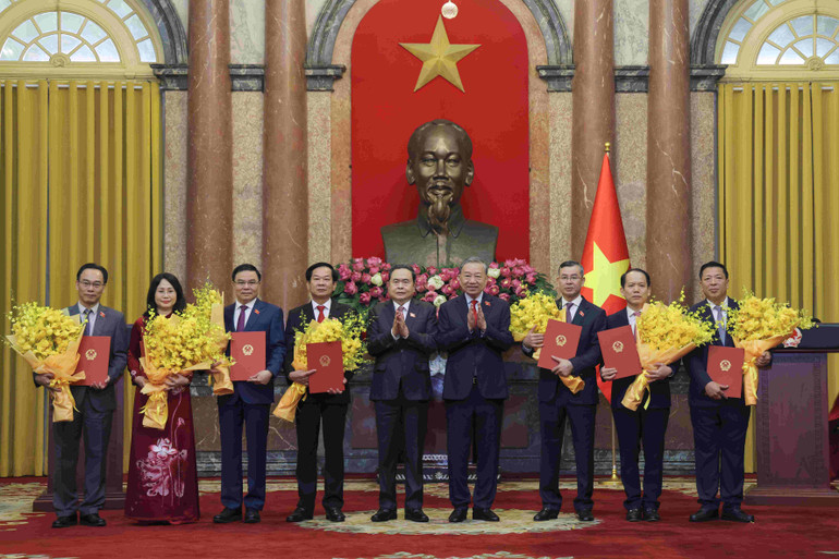 Tổng Bí thư, Chủ tịch nước Tô Lâm và Chủ tịch Quốc hội Trần Thanh Mẫn trao Quyết định bổ nhiệm và tặng hoa các Bộ trưởng.

