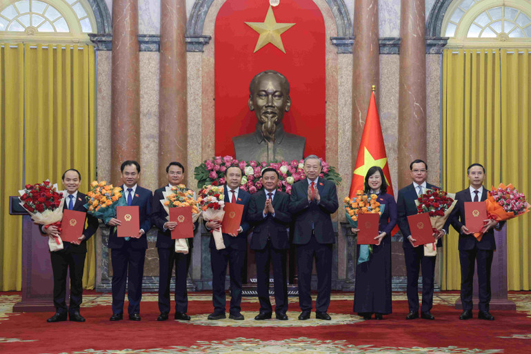 Tổng Bí thư, Chủ tịch nước Tô Lâm và Thường trực Ban Bí thư Trần Cẩm Tú trao Quyết định bổ nhiệm và tặng hoa các Bộ trưởng, Thủ trưởng cơ quan ngang Bộ.
