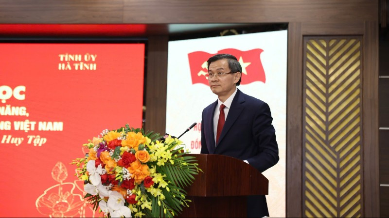 Đồng chí Đoàn Minh Huấn phát biểu khai mạc hội thảo.
