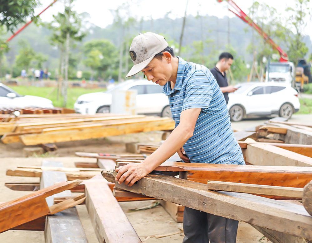 Nghệ nhân về gỗ được huy động thực hiện công đoạn xây dựng, tăng tính thẩm mỹ cho trại.