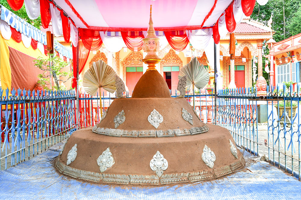 Bên cạnh chất liệu chính là cát, nhiều ngọn núi được các nhà sư và phật tử đính kèm tượng nữ thần và hoa văn với nhiều chất liệu khác nhau để tôn thêm ý nghĩa “ngọn núi”.