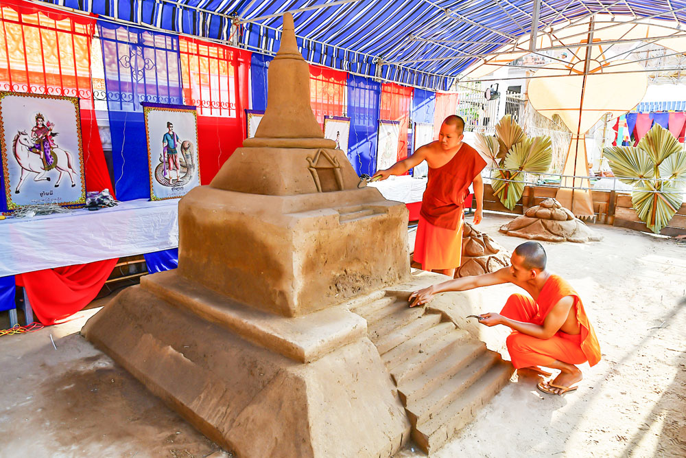 Sau 3 ngày tết, cát đắp núi thường được dành để xây dựng những tháp cốt trong khuôn