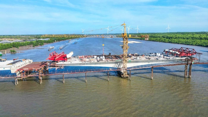 Nhịp lao động ngày 1/5 trên công trường cầu Ba Lai 8