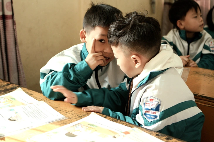 Học sinh thảo luận đôi trong một giờ học với sách giáo khoa mới - Ảnh: VĨNH HÀ

