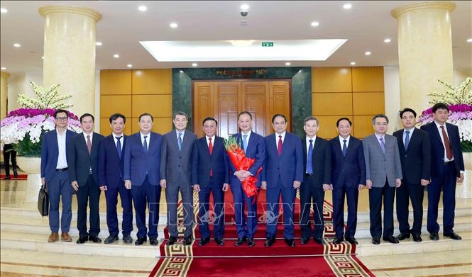 Thường trực Ban Bí thư Trần Cẩm Tú, Thủ tướng Phạm Minh Chính cùng các đồng chí lãnh đạo Đảng, Nhà nước chụp ảnh chung với Ban lãnh đạo Viện Hàn lâm Khoa học và Công nghệ Việt Nam. Ảnh: Phương Hoa/TTXVN
