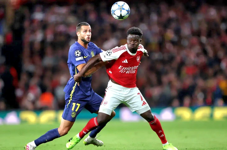 Arsenal (phải) đang gặp nhiều khó khăn - Ảnh: REUTERS

