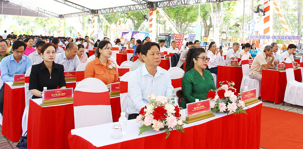 Các đại biểu tham dự lễ khai mạc.