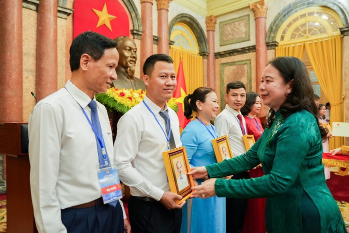 Phó Chủ tịch nước Võ Thị Ánh Xuân tặng quà cho các chủ tịch công đoàn cơ sở xuất sắc tiêu biểu trong công tác đối thoại và thương lượng tập thể. Ảnh: Hữu Chánh