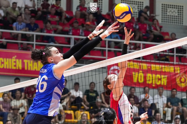 CLB nữ Hà Nội Tasco Auto (trái) thi đấu ấn tượng ở vòng 1 giải bóng chuyền VĐQG 2026
Ảnh: VFV
