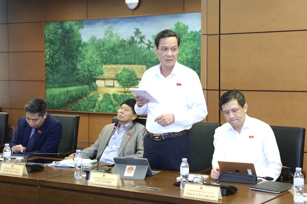 Đại biểu Võ Văn Hội phát biểu thảo luận.