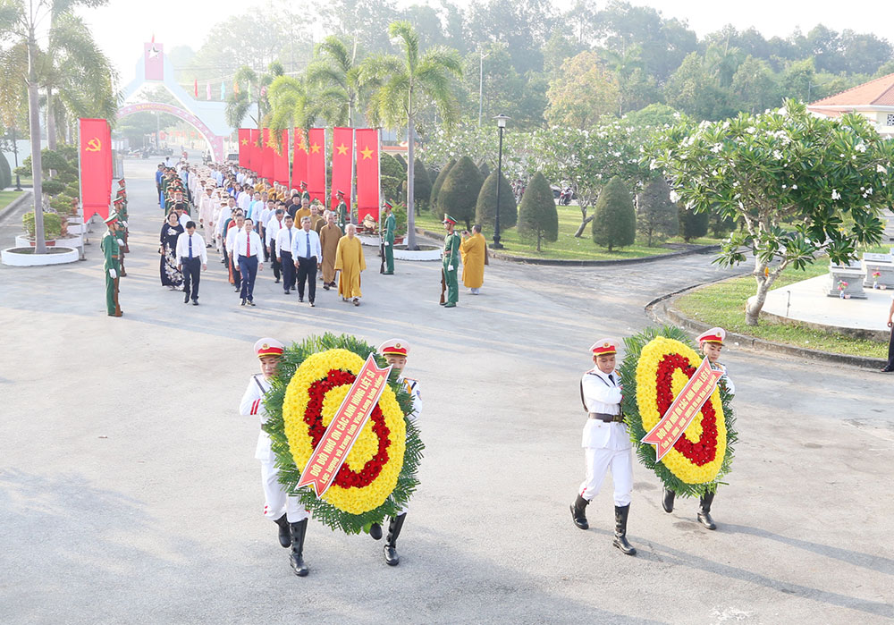 Đoàn dâng hoa tại Nghĩa trang liệt sĩ tỉnh. Ảnh: Ngọc Xoàn