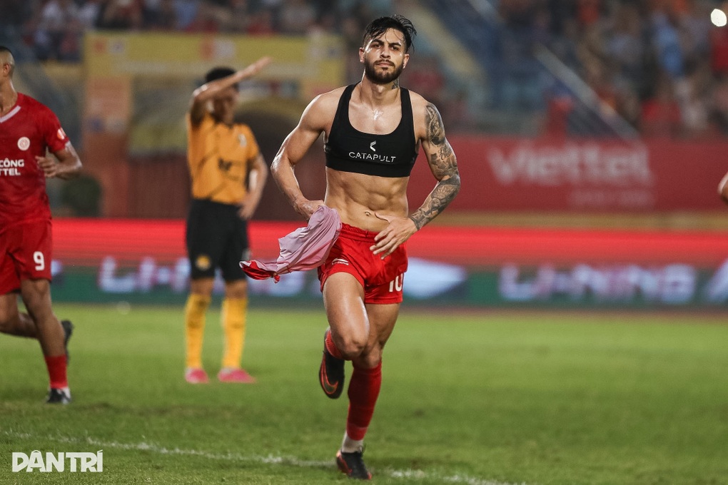 Pedro Henrique ăn mừng bàn thắng duy nhất vào lưới CLB Thanh Hoá (Ảnh: Đỗ Minh Quân).