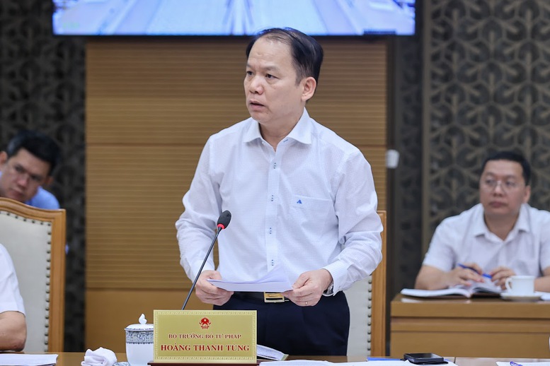 Bộ trưởng Bộ Tư pháp Hoàng Thanh Tùng báo cáo - Ảnh: VGP/Nhật Bắc