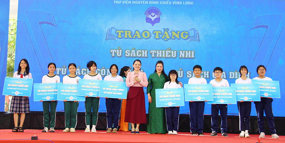 Thư viện Nguyễn Đình Chiểu Vĩnh Long trao tặng Tủ sách gia đình, Tủ sách thiếu nhi và Tủ sách công cộng cho các bạn đọc thân thiết.