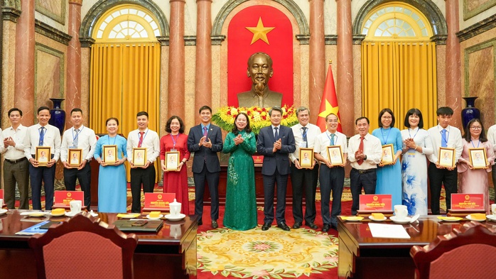 Phó Chủ tịch nước Võ Thị Ánh Xuân cùng các đại biểu tại buổi gặp mặt. Ảnh: Hữu Chánh
