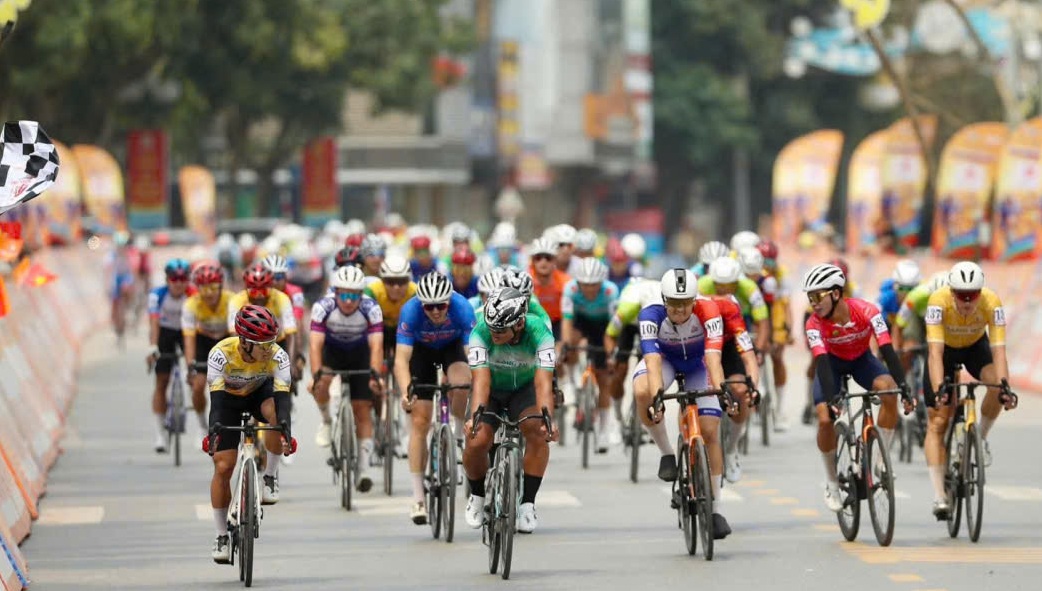 Hình ảnh các VĐV về đích tại TP Hà Nội.