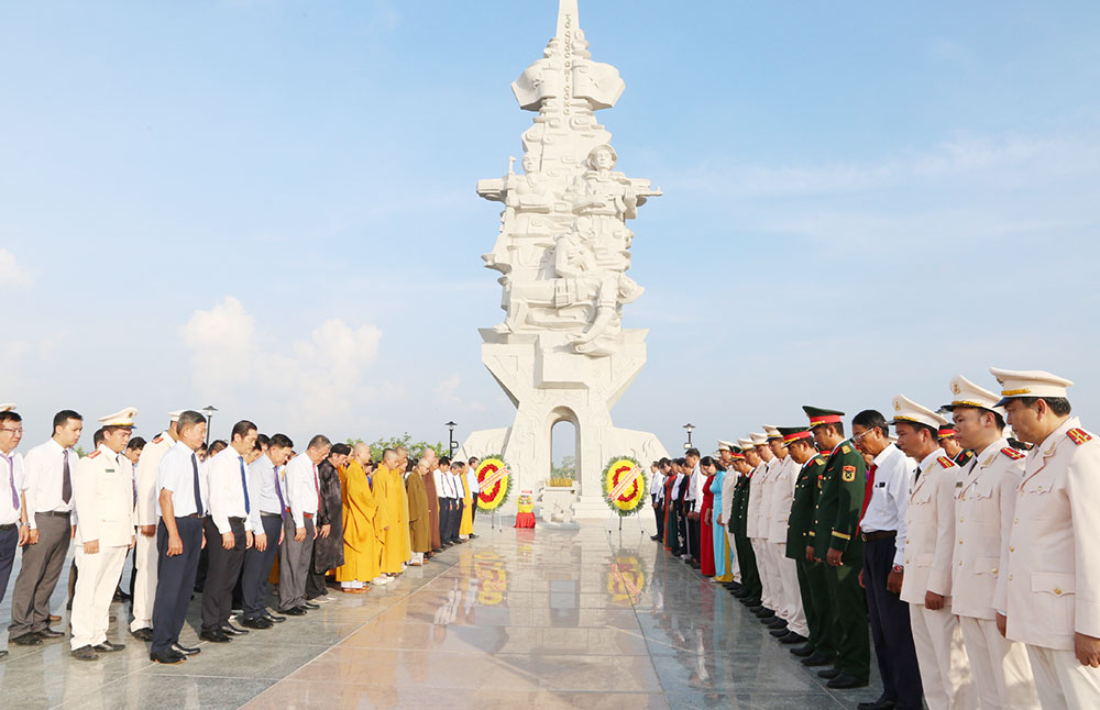 Đại biểu dành 1 phút mặc niệm tưởng nhớ công lao các Anh hùng liệt sĩ tại Nghĩa trang liệt sĩ tỉnh. Ảnh: Ngọc Xoàn