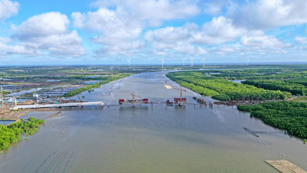 Khẩn trương thi công công trình cầu Ba Lai 8 trên tuyến đường bộ ven biển. Ảnh: Thạch Thảo