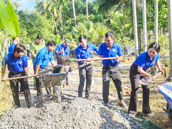 Tuổi trẻ Trà Côn tham gia nâng cấp đường giao thông nông thôn.

