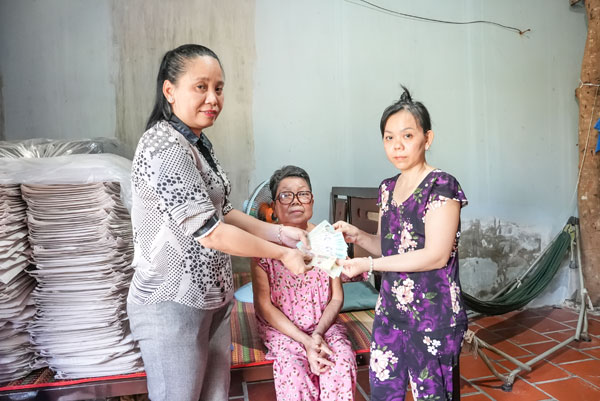 Trung tâm Báo Vĩnh Long phối hợp với Ủy ban MTTQ xã Long Hồ trao tiền hỗ trợ chị Bùi Thị Thùy Linh.

