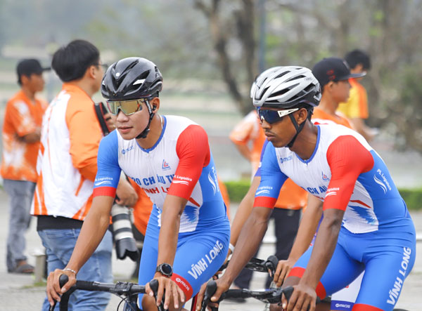 VĐV Tesfay Amanuel Teklehaymanot- “Ẩn số châu Phi” (bên phải).

