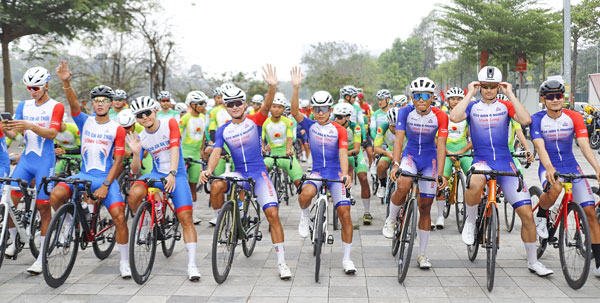 Hai đội xe đạp của Vĩnh Long quyết tâm đạt thành tích cao của cuộc đua.

