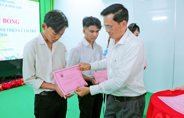 Ông Lưu Thành Công- Chủ tịch Hội Khuyến học tỉnh trao học bổng Đinh Thiện Lý cho học sinh lớp 12.