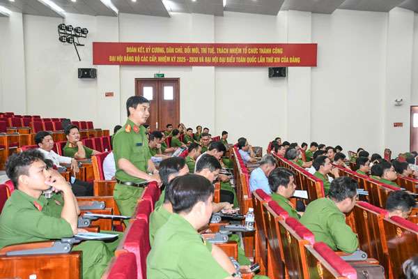 Đại biểu thảo luận vấn đề về truyền tin báo cháy.

