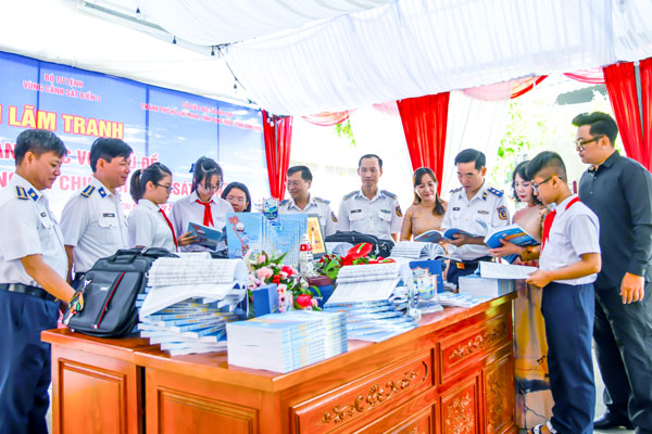 Đại biểu tham quan trưng bày sách tại VCK khu vực 1.