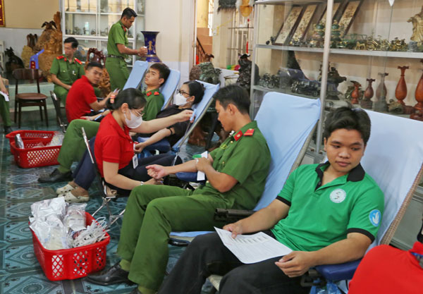 Nhiều thành phần trong xã hội tích cực tham gia hiến máu tình nguyện.