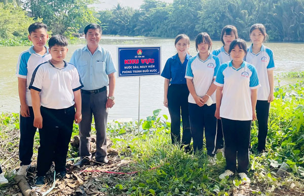 Đoàn xã Tân An cắm biển báo khu vực nước sâu, nguy hiểm tại khúc sông Trà Ngoa.

