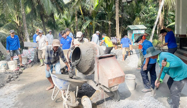 Lực lượng đoàn viên, thanh niên xã Tân An tham gia xây dựng cầu nông thôn ấp Trà Ốp.

