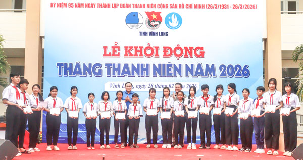 Tỉnh Đoàn đã trao nhiều suất học bổng hỗ trợ thiếu nhi hoàn cảnh khó khăn.

