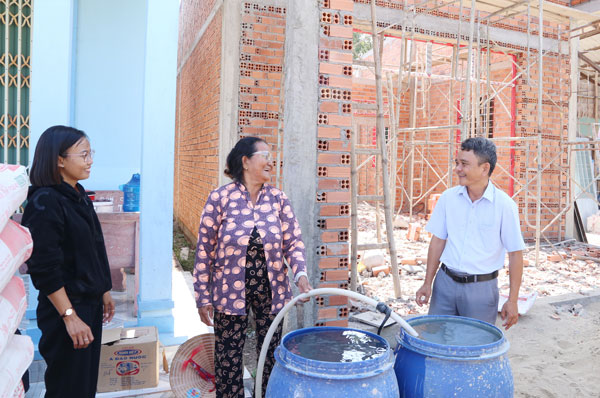 Bà Kiên Thị Thưa phấn khởi khi được hỗ trợ xây dựng căn nhà mới.

