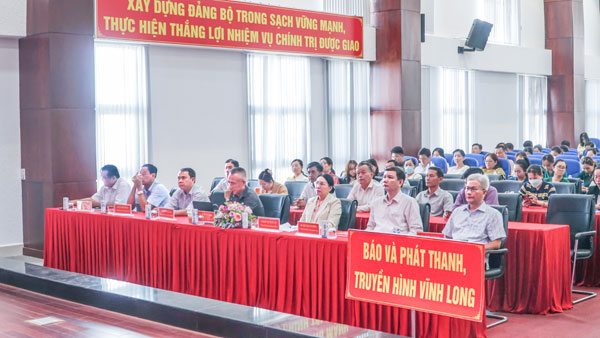 Đại biểu dự hội nghị tại điểm cầu Báo và phát thanh, truyền hình Vĩnh Long. Ảnh: THẢO TIÊN