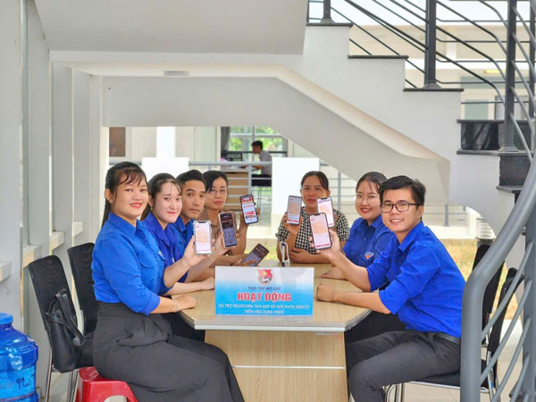 Đoàn viên xã Mỏ Cày hỗ trợ người dân tiếp cận dịch vụ công trực tuyến.