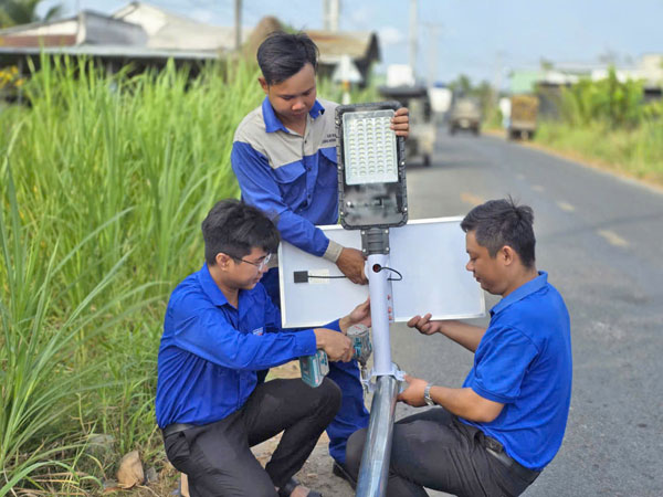 Tuổi trẻ xã Mỏ Cày tham gia lắp đặt đèn thắp sáng đường quê tại ấp An Nhơn 2 và Vĩnh Hòa.