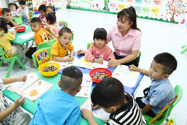 Giáo viên đồng hành, hướng dẫn nhẹ nhàng trong hoạt động học tập, tạo không khí gần gũi, giúp trẻ mạnh dạn thể hiện ý tưởng. Ảnh: CAO HUYỀN

