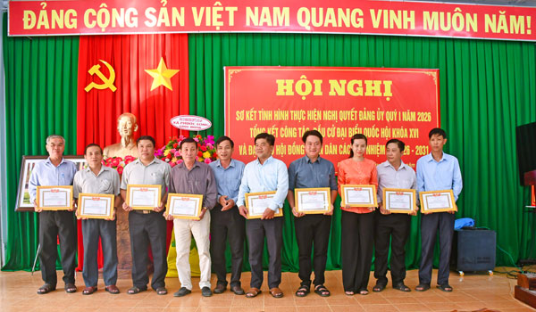 Ông Lê Văn Trung- Chủ tịch UBND xã Phước Long trao khen thưởng cho cá nhân, tập thể đã có thành tích đóng góp trong thực hiện nhiệm vụ quý I/2026.