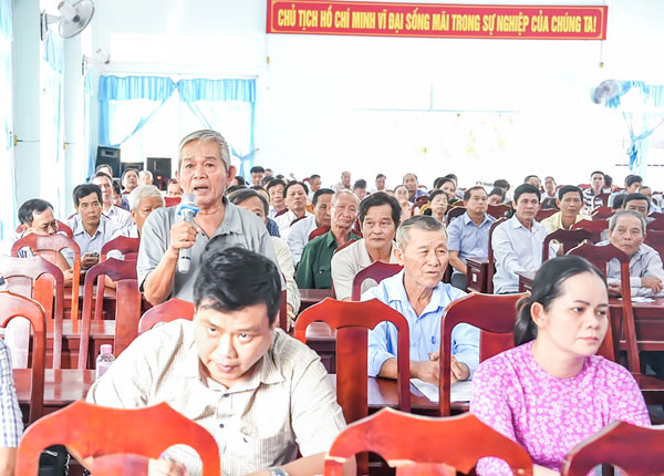 Cử tri gửi gắm kiến nghị đến Quốc hội về những vấn đề khó khăn trong sản xuất nông nghiệp. Ảnh: HẢI YẾN

