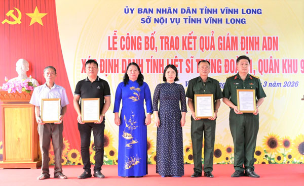 Lễ công bố, trao kết quả giám định ADN xác định danh tính liệt sĩ Trung đoàn 1, Quân khu 9.

