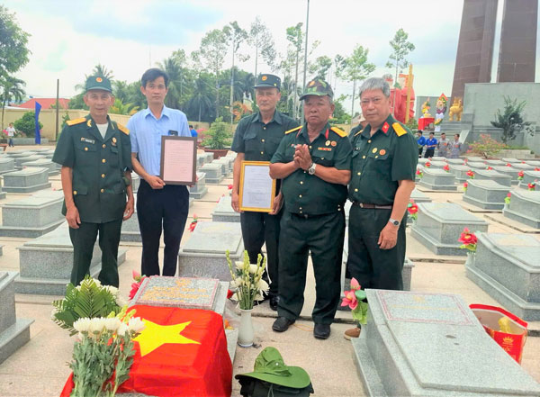 Người thân, đồng đội bên phần mộ liệt sĩ Nguyễn Huy Tơ.

