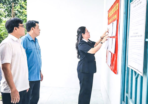 Đồng chí Nguyễn Thị Minh Trang- Ủy viên Thường vụ Tỉnh ủy, Trưởng Ban Tuyên giáo và Dân vận Tỉnh ủy kiểm tra công tác bầu cử đại biểu Quốc hội khóa XVI và đại biểu HĐND các cấp nhiệm kỳ 2026-2031.