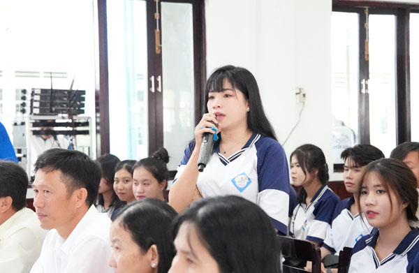 Học sinh đặt câu hỏi tại chương trình tư vấn tuyển sinh.


