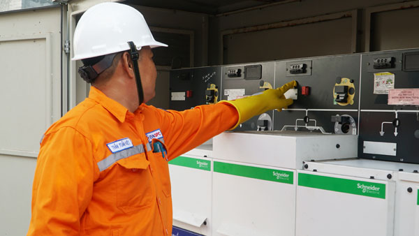 Trước áp lực phụ tải tăng cao do nắng nóng, Công ty Điện lực Vĩnh Long triển khai đồng bộ giải pháp, bảo đảm cung ứng điện ổn định.

